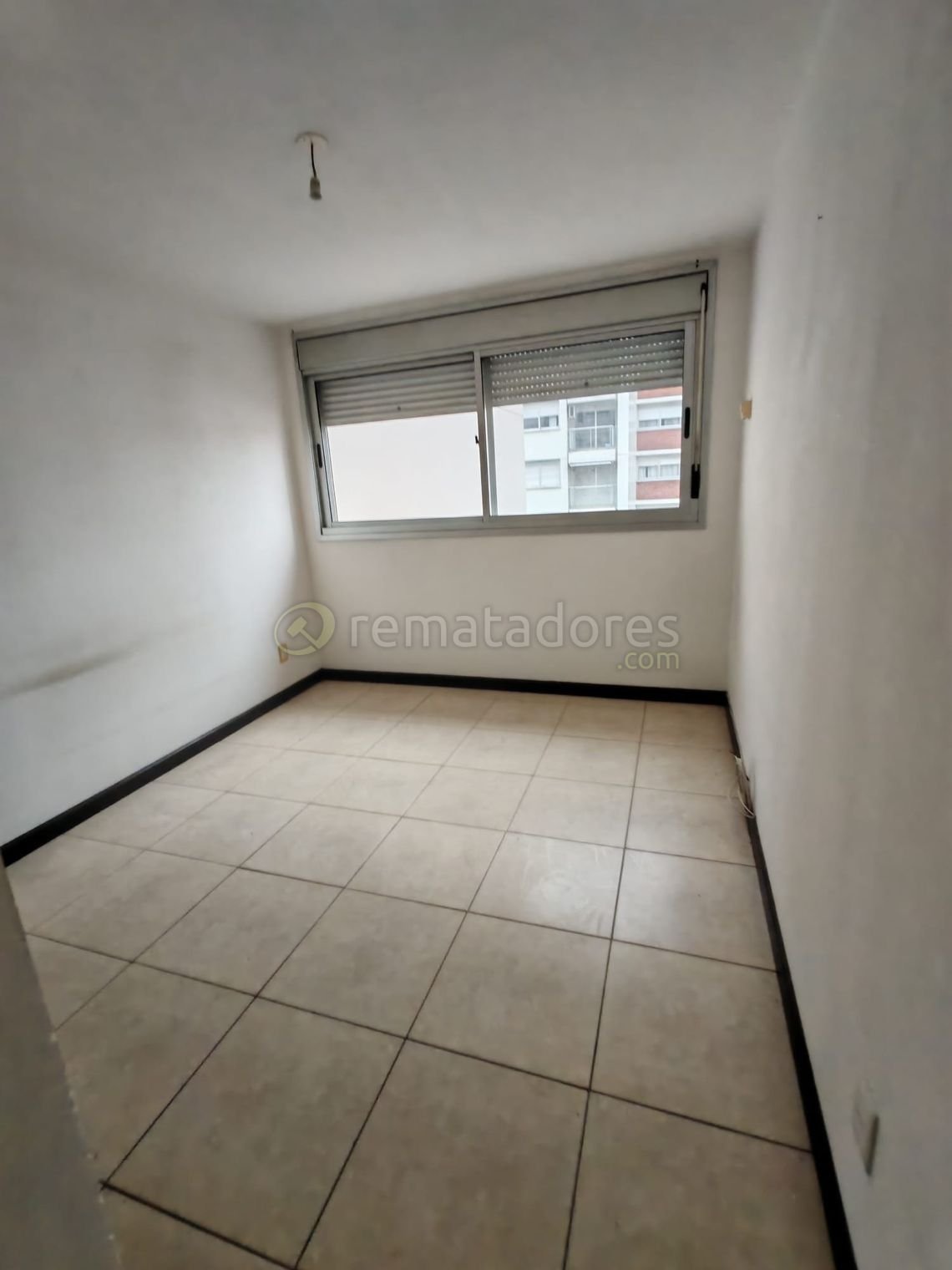 Remate de Apartamento Vacío con Ventanal Grande