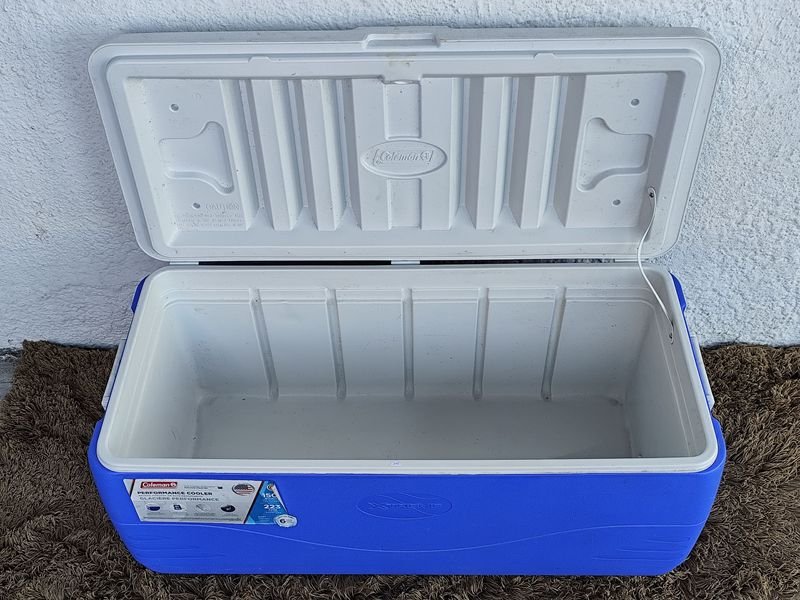 Conservadora Coleman Xtreme 142 Litros con Asas y Portavasos