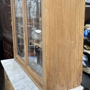 Aparador Antiguo de Pino Blanco con Tapa de Mármol y Vidrios Grabados - imagen 4