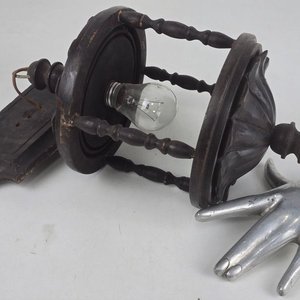 Lote siguiente: Antiguo Farol de Madera Tallada con Bombilla