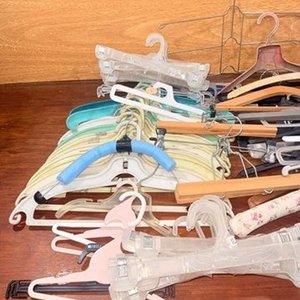 Lote de 72 Perchas de Plástico y Madera de Varios Modelos - imagen 3