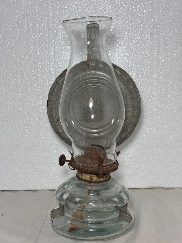Antiguo Farol de Vidrio con Base Acanalada y Soporte Metálico