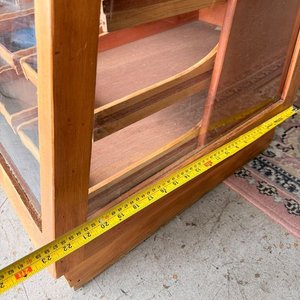 Vitrina Mostrador Antigua de Pino Restaurada con Cajones y Tiradores Metálicos - imagen 12