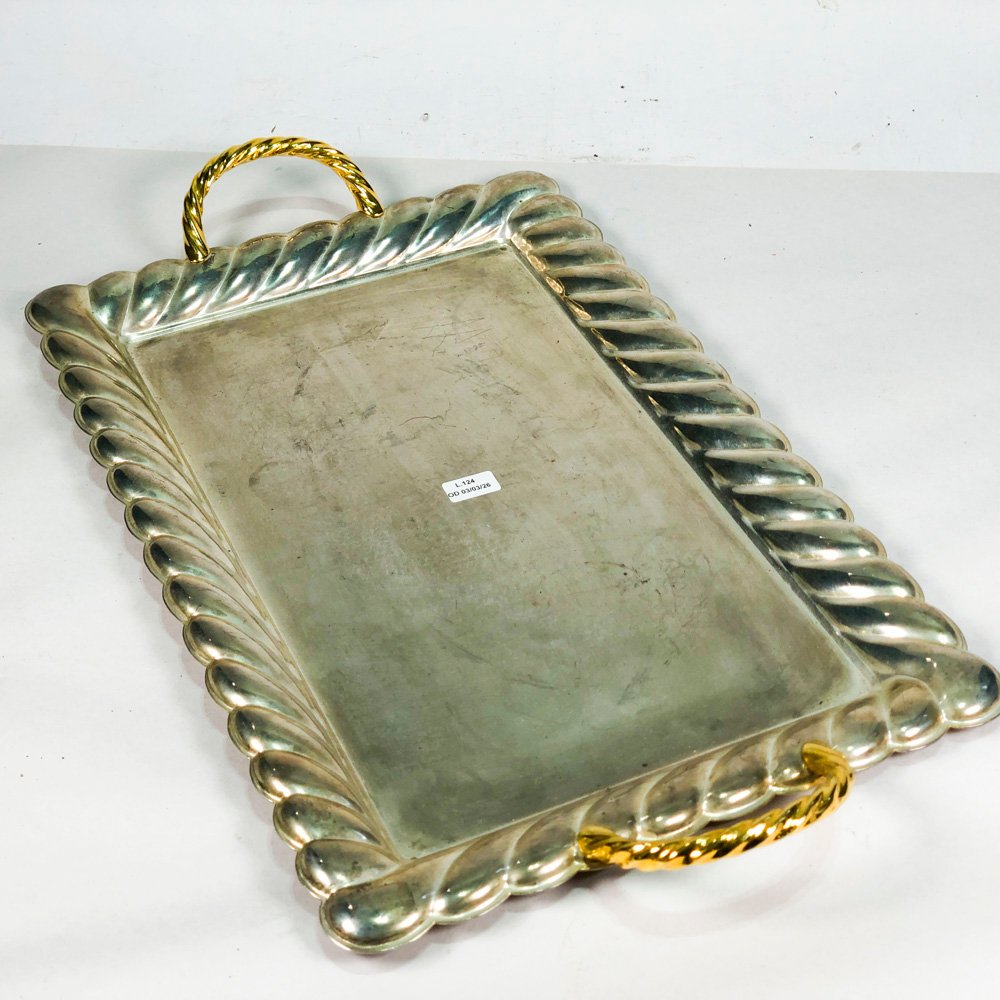 Bandeja en metal con asas doradas y borde - imagen 2