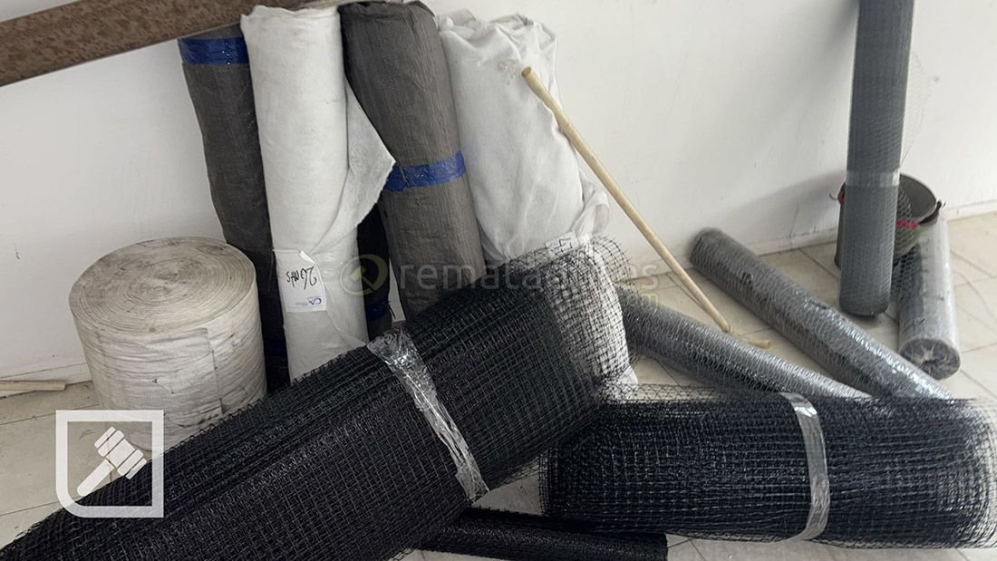 Rollo de Malla Metálica Negra y Materiales de Construcción