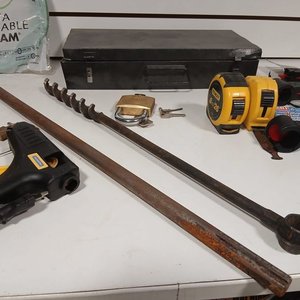 Lote de Herramientas: Pistola de Silicona, Mechas, Candado, Cinta Métrica y Más - imagen 6