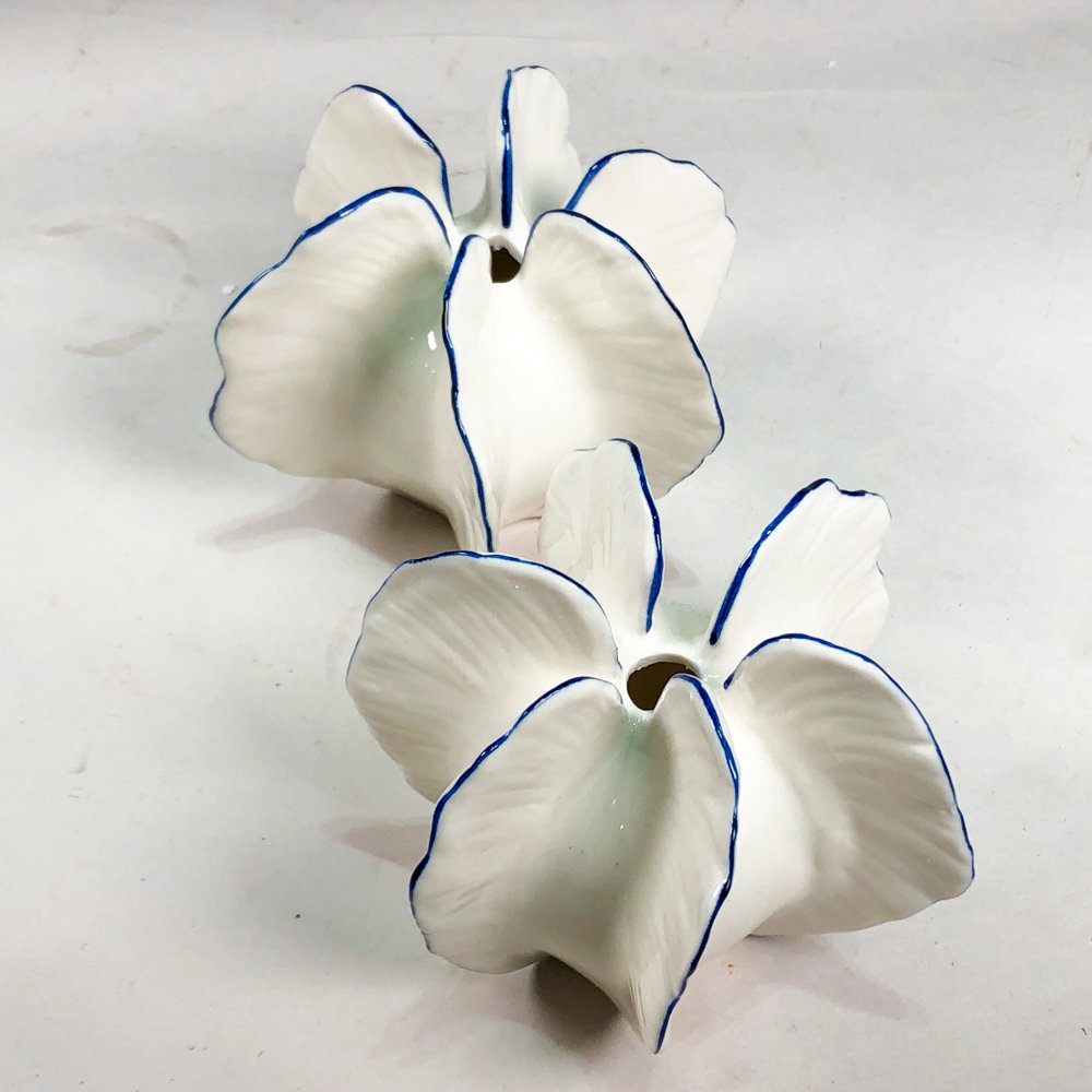 Dos floreros en porcelana blanca con guardas azules - imagen 4