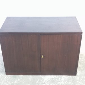 Aparador Bajo de Madera Tono Oscuro con Puertas y Llave - imagen 3