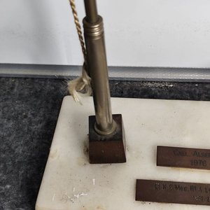 Pieza de Escritorio con Tanque de Bronce, Bandera Uruguaya y Placas Conmemorativas - imagen 7