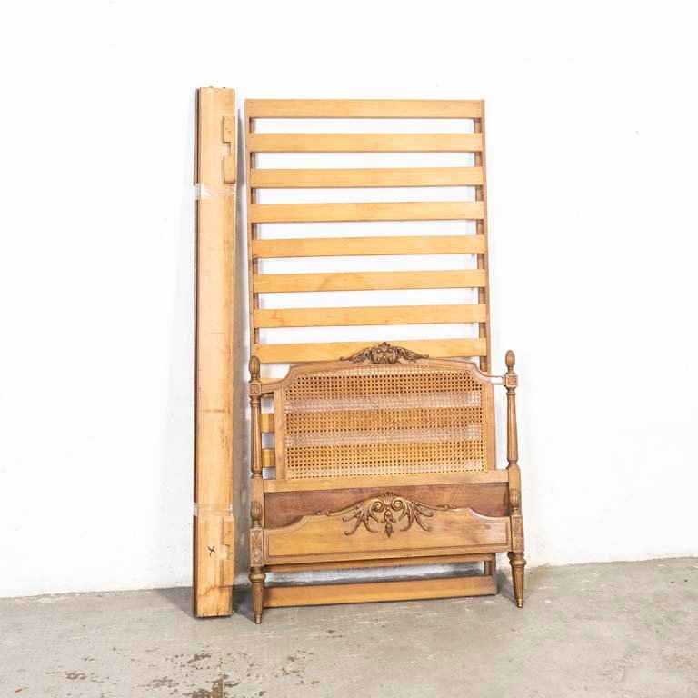 Lote anterior: Cama Luis XVI con respaldo esterillado y detalles en el lustre