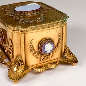 Cofre Alhajero Metálico Dorado con Camafeos y Placa Central - imagen 5