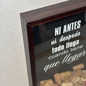 Cuadro Decorativo Temático de Vino con Corchos y Frase - imagen 7