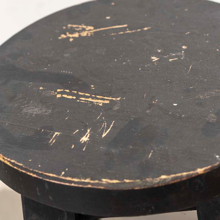 Tres taburetes de madera con diferentes diseños - imagen 3