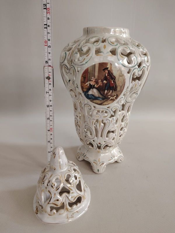 Jarrón de porcelana calado con diseños de Capodimonte - imagen 3