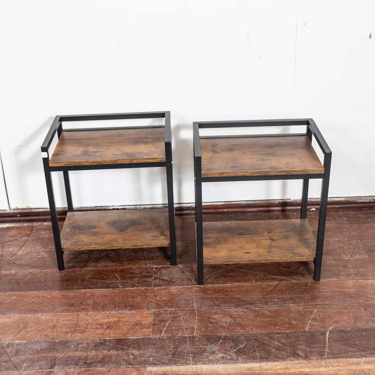 Lote anterior: Mesitas de luz en metal y madera con estantes