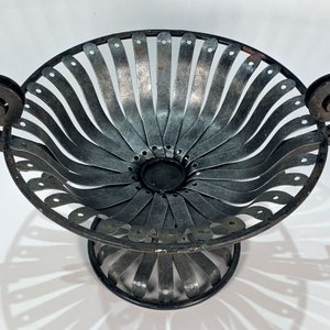 Centro de Mesa Decorativo de Hierro Estilo Copón con Asas - imagen 3