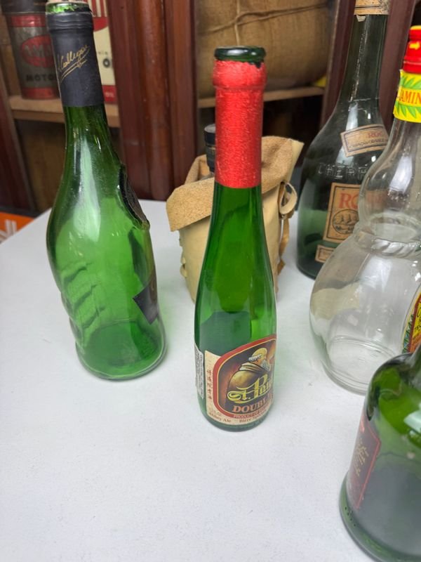 Colección de botellas vacías de diferentes épocas - imagen 8