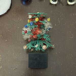 Adornos Navideños: Bota de Ángel, Bolas, Guirnalda y Mini Árbol - imagen 6