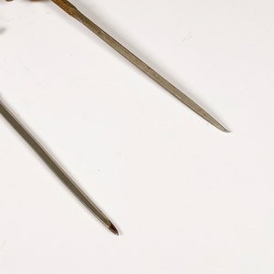 Dos Abrecartas Metálicos con Diseño de Espadas Antiguas - imagen 4