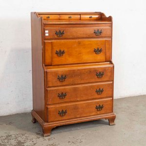 Lote siguiente: Cómoda Alta Secretaire con Cajones y Puerta - Madera Lustrada
