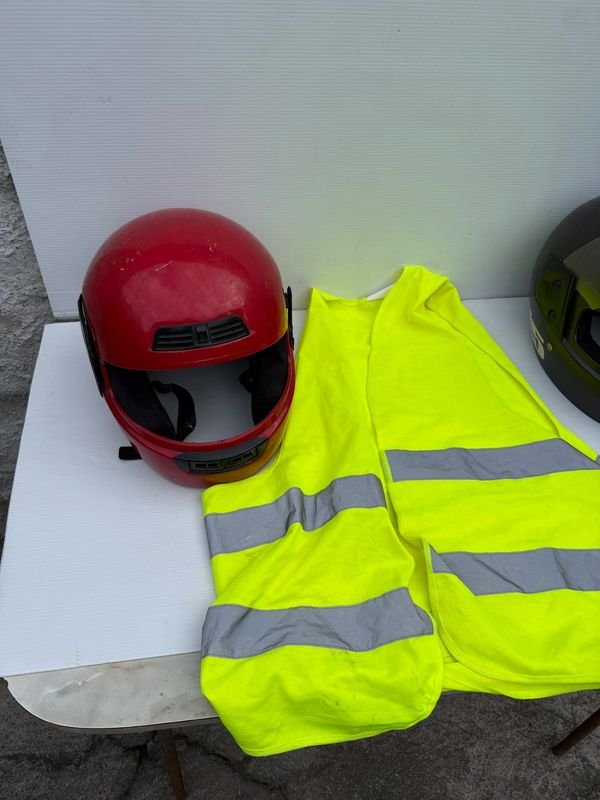 Dos Cascos de Moto y Chaleco Reflectivo Talle XXXL