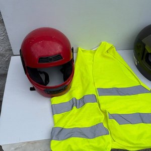 Dos Cascos de Moto y Chaleco Reflectivo Talle XXXL - imagen 1