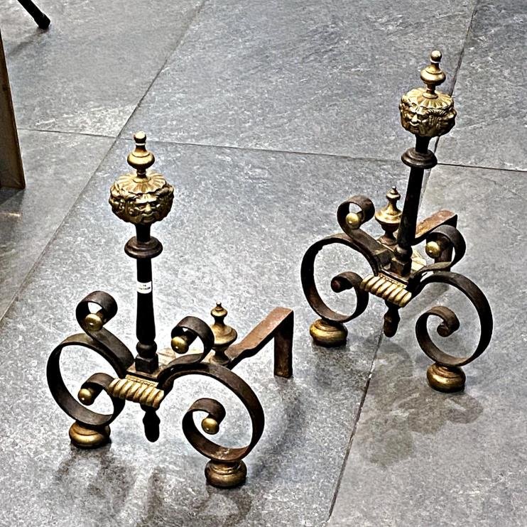 Par de Morillos de Hierro y Bronce con Rostros Decorativos