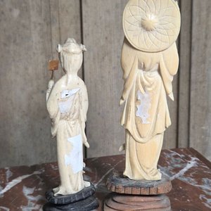 Figura Dama en Marfil con Base de Madera y Detalles en Bronce - imagen 3