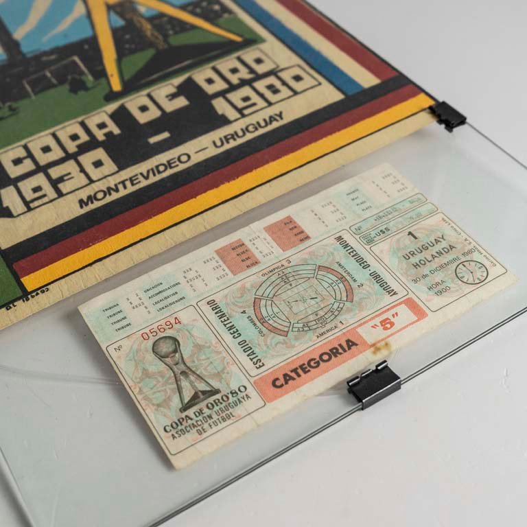 Cuadro de vidrio con afiche de la Copa de Oro 1980 y entrada del partido Uruguay vs Holanda - imagen 2