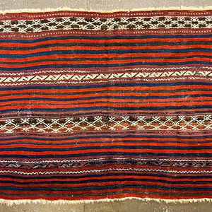 Lote anterior: Alfombra Kilim de Lana a Rayas Rojas, Azules y Blancas - 147 x 90 cm