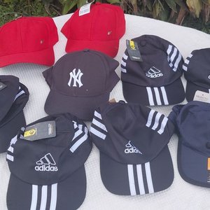 Lote de Gorros Deportivos Adidas y Nike Nuevos - imagen 1
