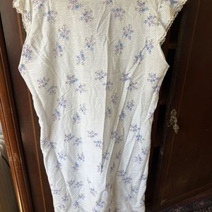Lote de 3 Prendas: Camisón Estampado, Camisón Satinado Crudo y Blusa de Encaje Blanca - imagen 11
