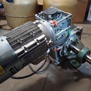 Motor Reductor Autofrenante 4 HP con Eje y Cremallera, Tablero con Variador - imagen 7