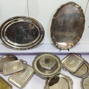 Lote de 11 Fuentes y Bandejas Metálicas con Diseños Trabajados - imagen 7