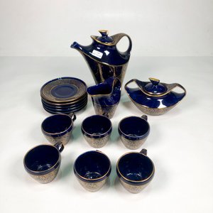 Juego de Porcelana Azul Cobalto con Detalles Dorados: Tetera, Lechera, Azucarero y Pocillos - imagen 2