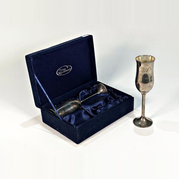 Par de Copas de Metal Plateado con Monogramas en Estuche Original