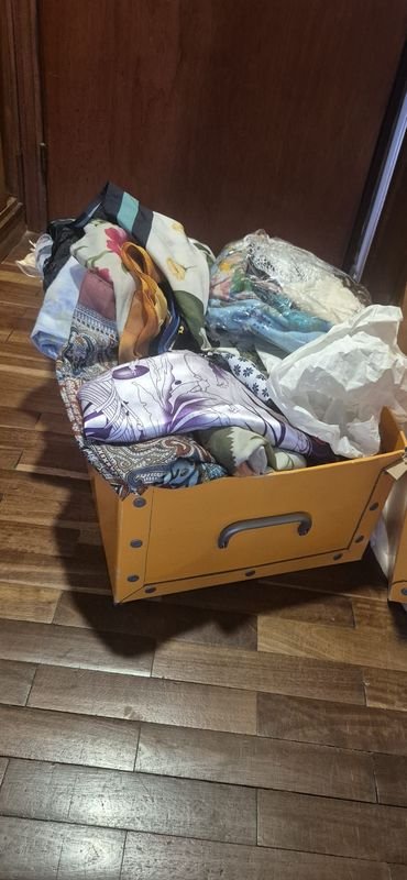 Caja con Pañuelos y Pañoletas de Seda de Diversas Regiones
