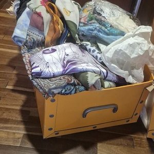Caja con Pañuelos y Pañoletas de Seda de Diversas Regiones - imagen 1