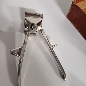 Set de Barbería Antiguo: Máquina de Cortar Pelo, Navaja y Más - imagen 3