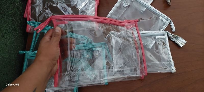 Neceser de viaje con accesorios varios - imagen 5