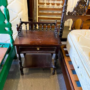 Juego de Cama Estilo Luis XV con Mesa de Luz y Espejo Ovalado - imagen 4