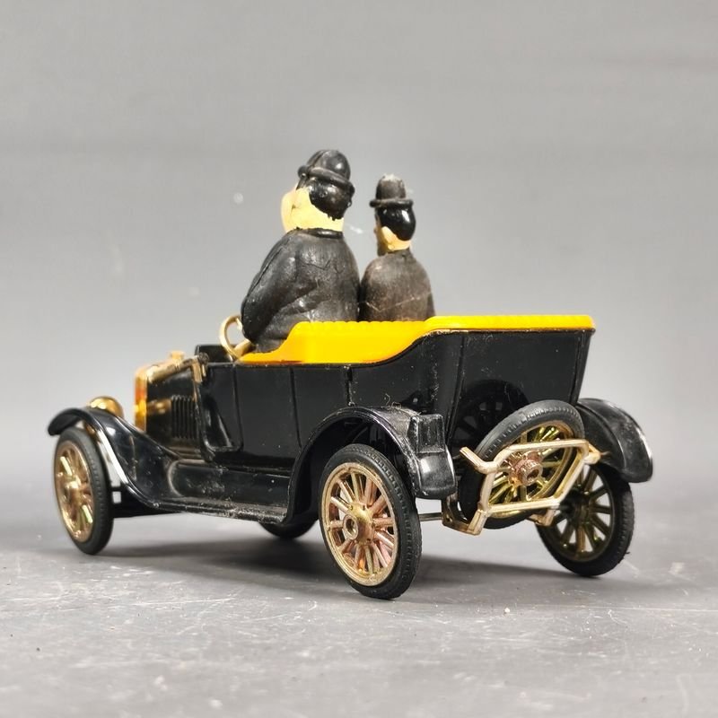 Modelo de coche Ford A 1930 'El gordo y el flaco' en escala 1/32 - imagen 3