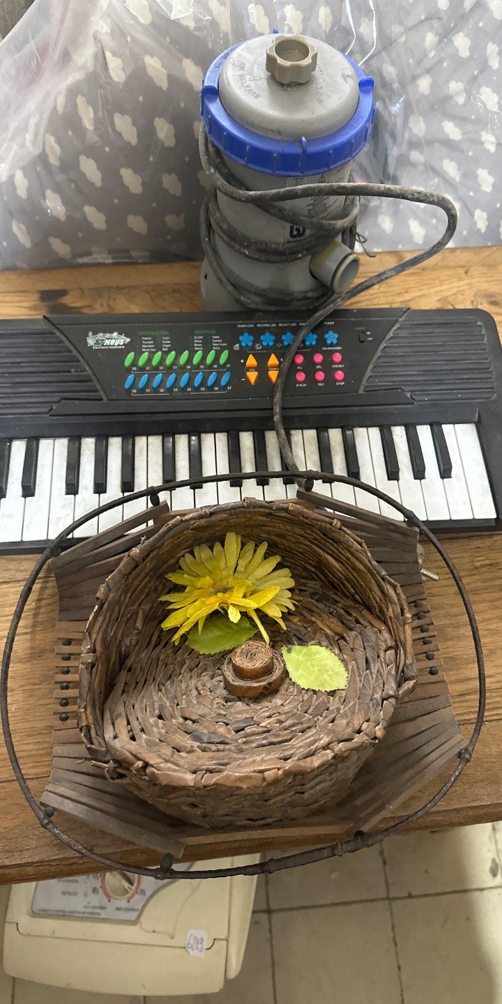 Teclado Electrónico y Cesta Decorativa con Flor