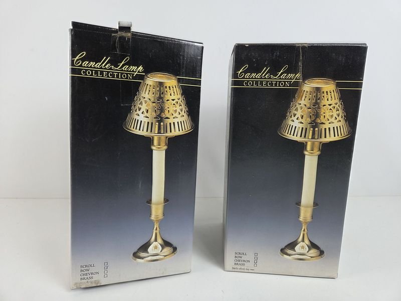 Lote siguiente: Candelabros de metal en caja