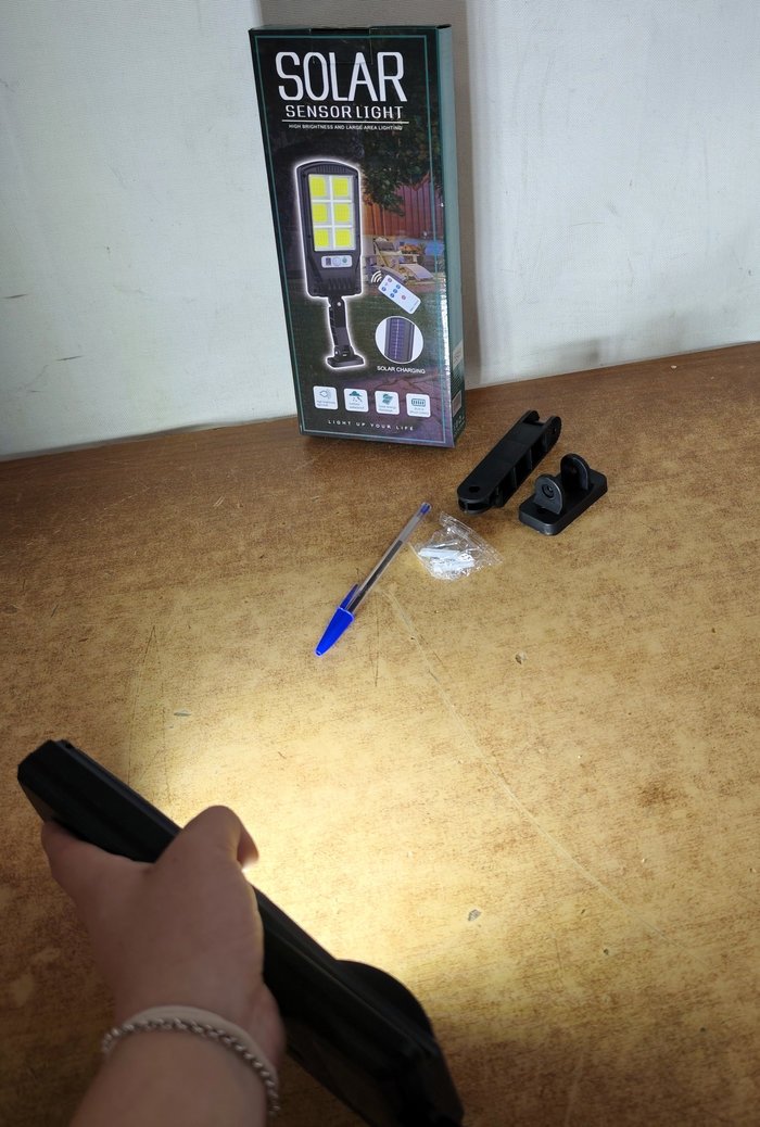 Luz LED Solar Recargable con Sensor y Control Remoto - imagen 4
