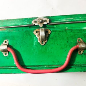Lote de 3 piezas: Colador metálico, plato esmaltado azul y lata decorativa vintage - imagen 2