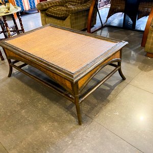 Lote siguiente: Mesa Ratona Estilo Colonial con Mimbre y Madera