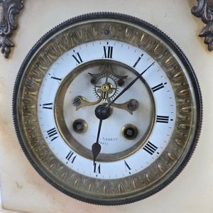 Reloj de sobremesa antiguo en bronce y alabastro con esfera esmaltada - imagen 3