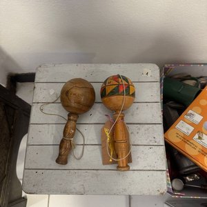 Lote siguiente: Set de 2 Juguetes Tradicionales de Madera: Sonajero y Balero
