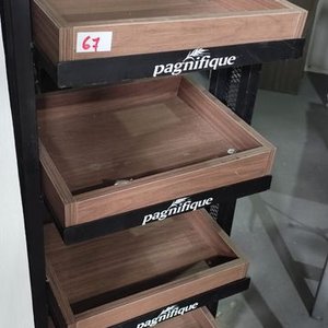 Lote siguiente: Exhibidor Magnifique de Hierro y Madera con 5 Cajones